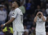El delantero del Real Madrid Kylian Mbappé, al término del partido de LaLiga EA Sports que Real Madrid y Girona FC disputaron el viernes 10 de abril.