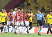 Jugadores de Barcelona SC y Leones FC analizan una decisión arbitral durante el partido de la fecha 8 de la LigaPro en el estadio Monumental.