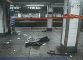 Sangre y un machete en el andén después de que un hombre fuera baleado por agentes del Departamento de Policía de Nueva York.