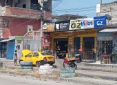 Algunos de los negocios que hay en la calle Mercedes Arzube de Roca, sur de Guayaquil, que han sufrido por apagones.