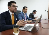 El fiscal general Carlos Alarcón fue evacuado la noche del 10 de abril tras registrarse detonaciones en el sector La Mariscal, en Quito.