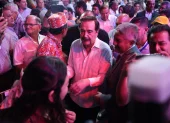 El exalcalde de Guayaquil, Jaime Nebot, se retira del Centro de Convenciones tras su conferencia, en medio de muestras de respaldo de sus simpatizantes.