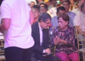 Entre los asistentes a la conferencia de Jaime Nebot estuvieron el cardenal Luis Cabrera y Aracely Moreno, miebro del movimiento unidad Popular.