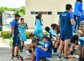 Víctor Idrobo junto a la selección sub 17 trabajando en Daule.