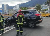 Vehículo queda suspendido en puente de la Av. Atahualpa en Quito tras siniestro vial sin heridos.