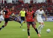 De los pies de Lucas Mancinelli nació la jugada que terminó en autogol del arquero del Santos.