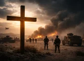 La cruz iluminada contrasta con un escenario de guerra, simbolizando el debate sobre el uso de la religión para justificar conflictos armados.