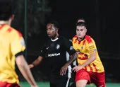 Josimar Quintero (c.) en un partido con Ronin FC.