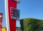 Los precios de los combustibles a partir del 12 de abril de 2026 en una gasolinera de Guayaquil.