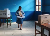 Las elecciones se realizan con irregularidades.