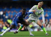 Moisés Caicedo (i) en la marca a Erling Haaland, en el duelo de Chelsea ante Manchester City.