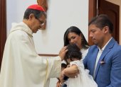 El cardenal Luis Gerardo Cabrera bautizó a la niña. Con los padres, Titi y Efrén.