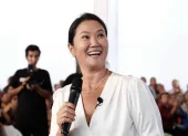 La candidata presidencial Keiko Fujimori participa en un evento de campaña durante la jornada electoral en Perú.