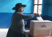 Una mujer deposita su voto este domingo en la localidad de Huayllabamba, en el Cusco (Perú).