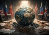 Un globo terráqueo fracturado en medio de una mesa diplomática simboliza las tensiones y cuestionamientos actuales al orden internacional basado en normas.