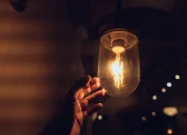 Referencia. Sectores de Quito y valles reportaron cortes de energía eléctrica durante la tarde y noche del domingo.