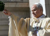 El Papa León XIV durante una ceremonia religiosa en exteriores, con símbolos litúrgicos tradicionales.