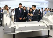 El presidente del Gobierno español, Pedro Sánchez (c), y su esposa, Begoña Gómez (i), durante su visita este lunes en Pekín a la sede de la tecnológica Xiaomi.