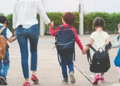Referencial. Niños caminan hacia clases en la Costa, mientras el Ministerio mantiene la presencialidad.