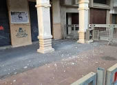 Restos de la estructura de la Casa Tola yacían en la acera del bulevar 9 de Octubre, desde la noche del 12 de abril de 2026.