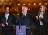 El presidente del opositor Partido Tisza, Peter Magyar, se dirige a sus seguidores después de obtener una victoria aplastante en las elecciones generales en Budapest, Hungría, el 12 de abril de 2026.
