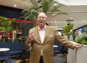 Emilio Oneto, administrador de Policentro, muestra la nueva plazoleta del centtro comercial.