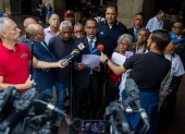 El abogado y expreso político Eduardo Torres (c) indicó que esta denuncia, junto a otras seis exigencias forman parte de un petitorio dirigido a la defensora del Pueblo.