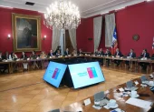 El mandatario José Antonio Kast (4-i), habla durante un consejo de gabinete este lunes, en el palacio de La Moneda, en Santiago (Chile).