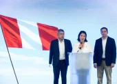 La candidata presidencial Keiko Fujimori habla junto a Luis Galarreta (i), y Miki Torres (d) este lunes, en Lima (Perú).