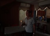 Los habitantes de la ciudadela Ietel, en el norte de Guayaquil, volvieron a utilizar velas ante la falta imprevista de energía eléctrica.