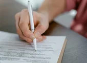 Firma de documento de contratación de servicio.