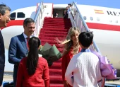 El jefe del Gobierno español, Pedro Sánchez, acompañado de su mujer, Begoña Gómez, llega este sábado a Pekín.