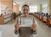 Referencial. El Registro Civil presentó la nueva cédula ecuatoriana, que incorpora hologramas y elementos de seguridad reforzados.