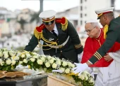 El papa León XIV coloca una corona de flores en el Monumento a los Mártires Maqam Echahid en El Madania, cerca de Argel, Argelia.