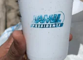 Este vaso de la campaña del expresidente Jamil Mahuad, de 1998, fue encontrado durante una actividad de limpieza que organizó la fundación Mingas por el Mar.