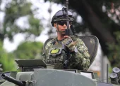 Integrante del Ejército de Colombia vigilando el Puente Internacional Simón Bolívar (Colombia).