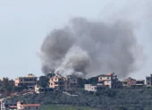 Una densa columna de humo se eleva tras un ataque aéreo israelí en la aldea de Bent Jbeil, en el sur del Líbano, el 14 de abril de 2026.