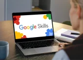Google Cloud Skills Boost ofrece acceso a entornos reales de Google Cloud mediante credenciales temporales para practicar sin costo durante los laboratorios.
