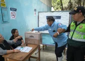 Un integrante del Serenazgo de Perú con movilidad reducida vota este lunes, en el distrito de San Juan de Miraflores en Lima (Perú).