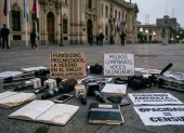 Foto simbólica para graficar precariedad laboral y riesgos que vive la prensa en Ecuador.