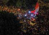Fotografía aérea que muestra al candidato presidencial peruano ultraconservador Rafael López Aliaga durante una manifestación este martes 14 de abril en Lima.