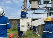 Técnicos de CNEL realizan mantenimiento en la subtransmisión de Pascuales.