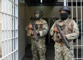 Referencial. Agentes resguardan el acceso a la Cárcel del Encuentro tras el fallecimiento del interno vinculado al ataque a TC