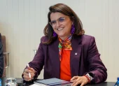 María José Pinto durante actividades oficiales en España mientras en Ecuador se difundían los comunicados sobre despidos en salud.