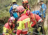 Unidades especializadas ejecutan labores de recuperación en una cascada de alta complejidad para rescatar el cuerpo de Gregory Krupa.