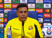 César Farías, entrenador de Barcelona, durante la rueda de prensa.