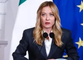 La primera ministra italiana, Giorgia Meloni, asiste a una rueda de prensa en el Palazzo Chigi de Roma, Italia, el 15 de abril de 2026.