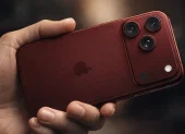 Supuesta filtración del iPhone 18 Pro Max revela un diseño robusto con triple cámara y acabado en tono rojo oscuro metálico.