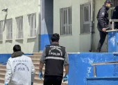 La policía turca investiga el tiroteo que tuvo lugar en una escuela en el distrito de Siverek de Sanliurfa, Turquía, el 14 de abril de 2026.