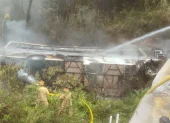 Un bus de pasajeros cayó a un abismo dejando varias personas fallecidas y heridas.
